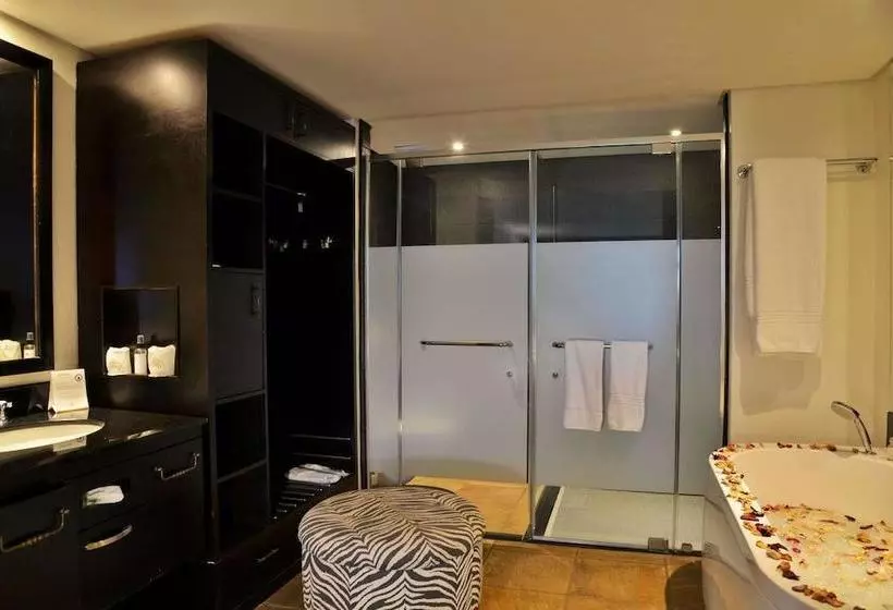 Отель Bakubung Bush Lodge