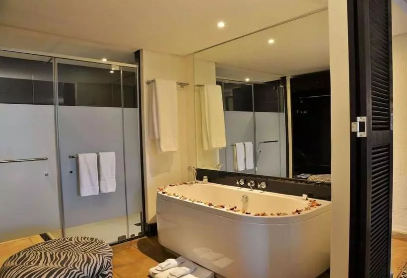 Отель Bakubung Bush Lodge