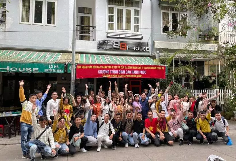 هاستل Lightning House