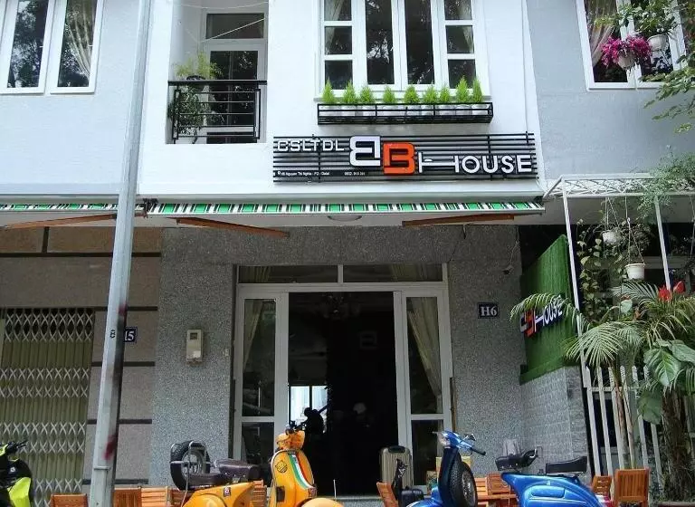 هاستل Lightning House