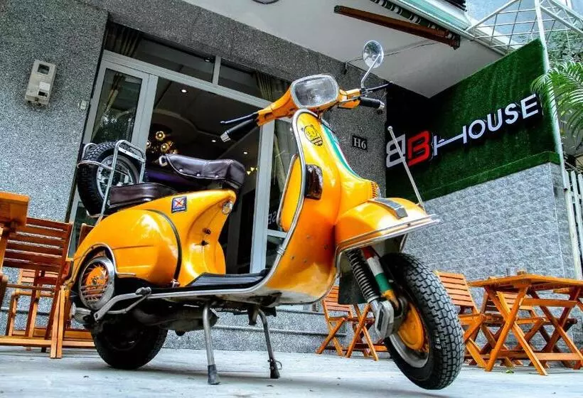 هاستل Lightning House