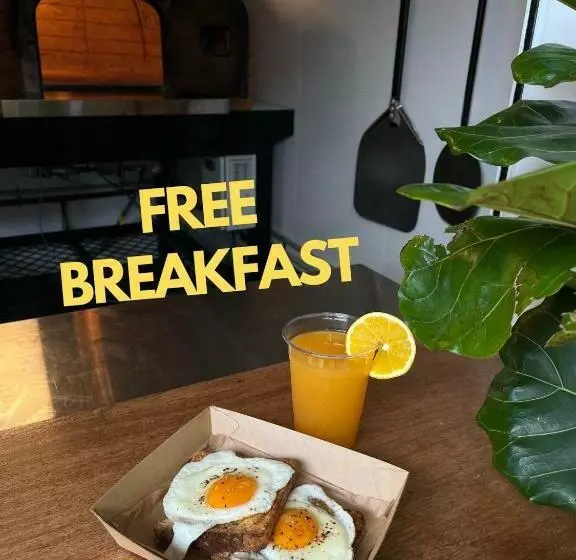 ユースホステル Surf Inn Boutique Backpackers   Free Breakfast