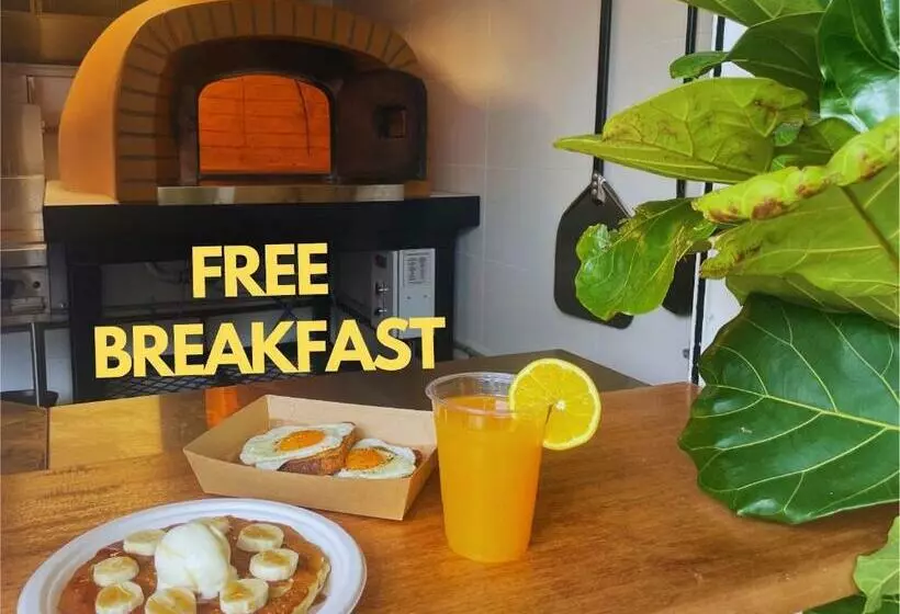 ユースホステル Surf Inn Boutique Backpackers   Free Breakfast