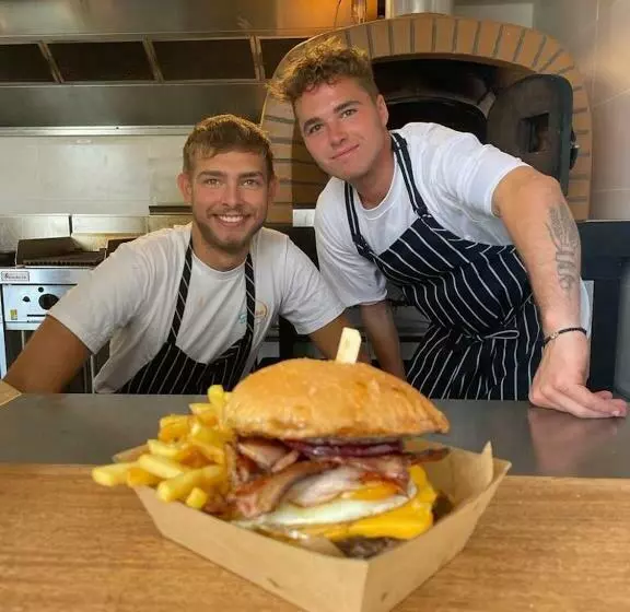 ユースホステル Surf Inn Boutique Backpackers   Free Breakfast