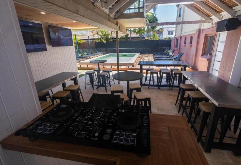 Общежитие Surf Inn Boutique Backpackers Free Breakfast