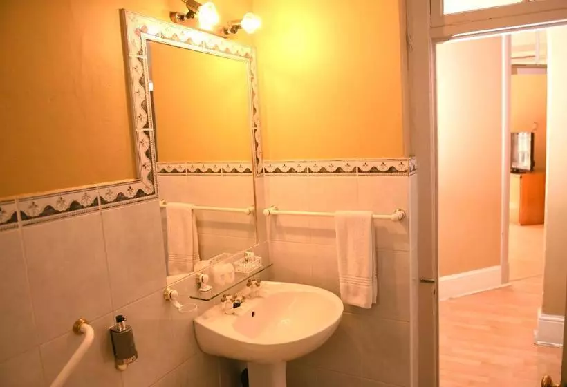 בית מלון כפרי Chancellors Court Guest House