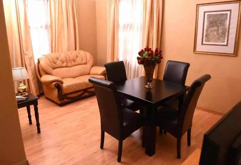 בית מלון כפרי Chancellors Court Guest House