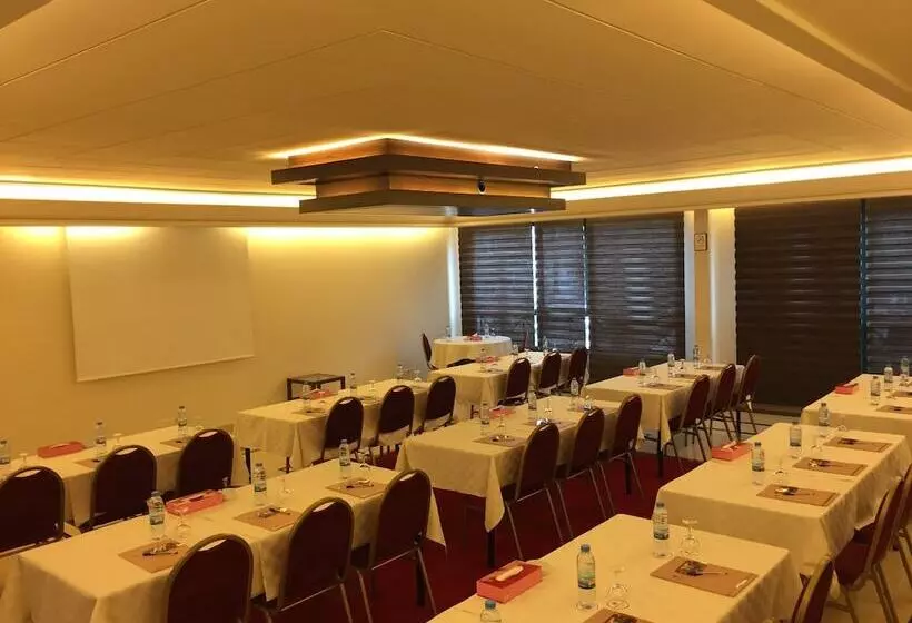 ホテル Markazia Suites