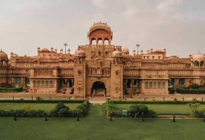 Отель The Laxmi Niwas Palace