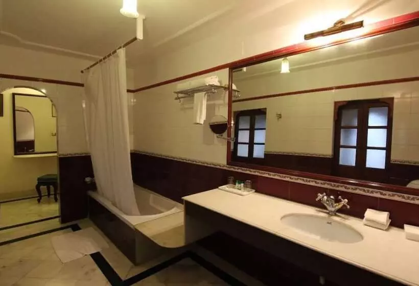 Отель The Laxmi Niwas Palace