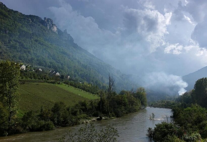 ホテル Hôtel Restaurant Le Parisien