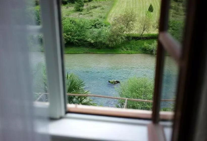 Hotelli Hôtel Restaurant Le Parisien