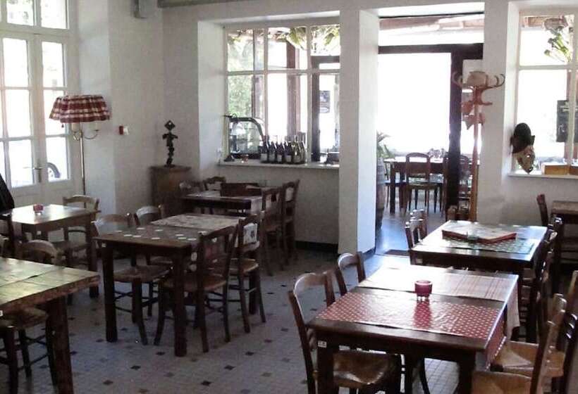 ホテル Hôtel Restaurant Le Parisien