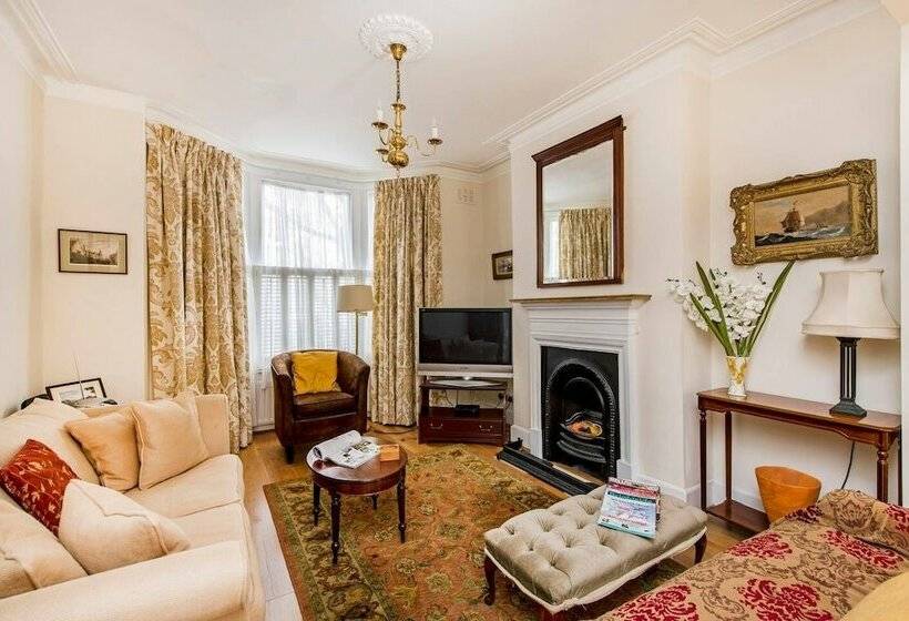 Fabulously British 3 Bed House Near Battersea Park