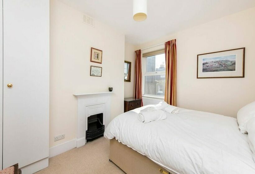 Fabulously British 3 Bed House Near Battersea Park