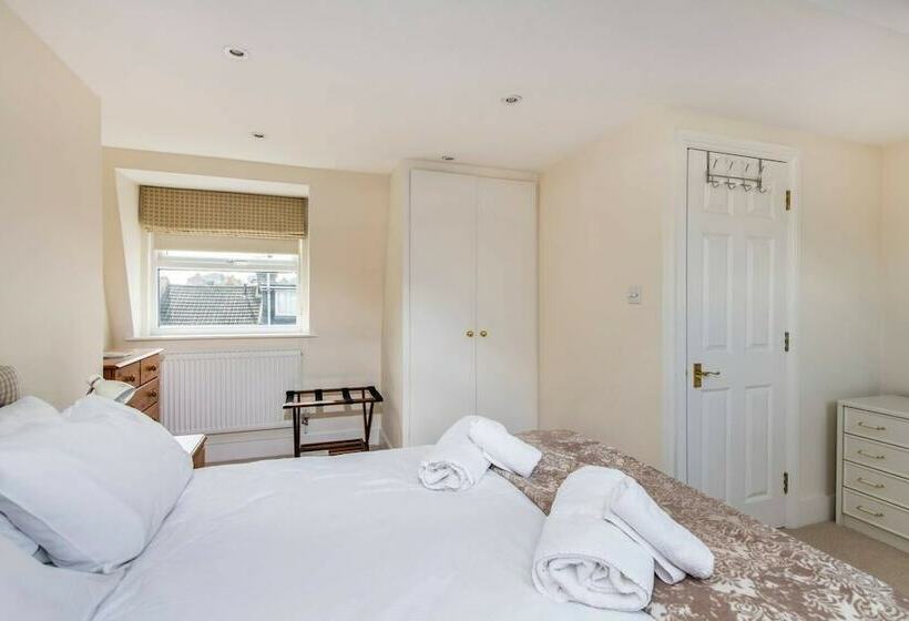 Fabulously British 3 Bed House Near Battersea Park