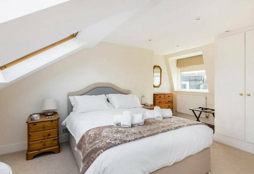 Fabulously British 3 Bed House Near Battersea Park