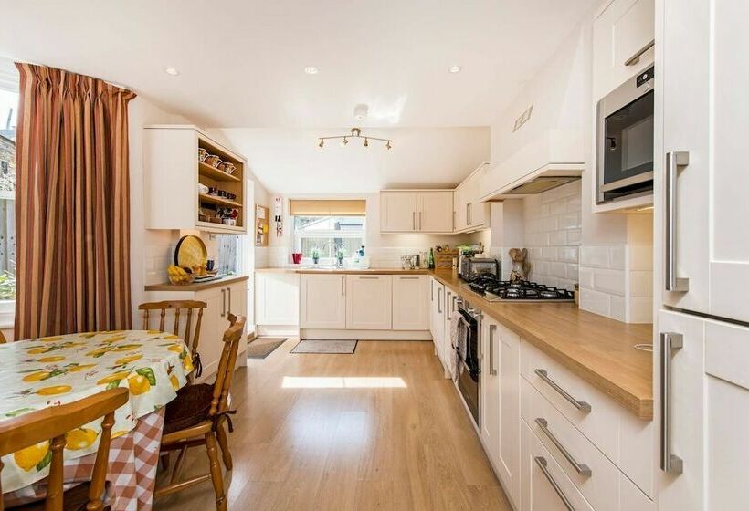 Fabulously British 3 Bed House Near Battersea Park