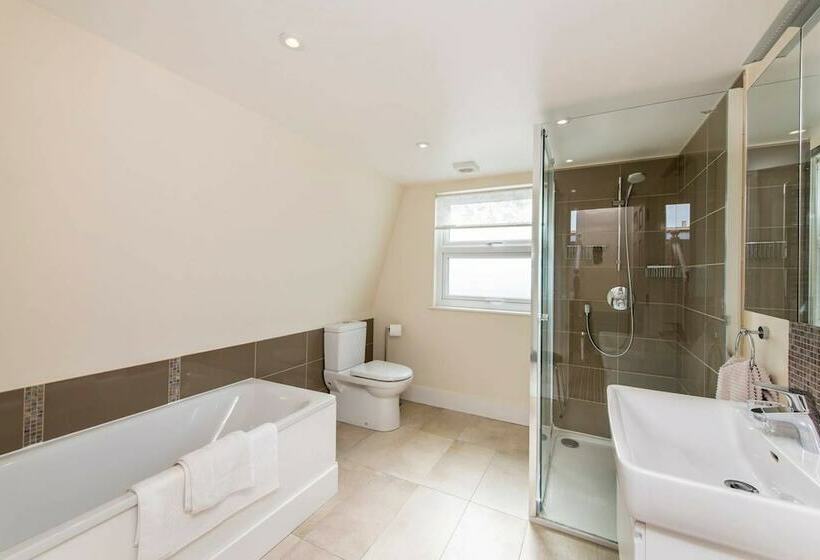 Fabulously British 3 Bed House Near Battersea Park