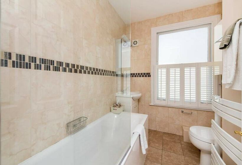 Fabulously British 3 Bed House Near Battersea Park