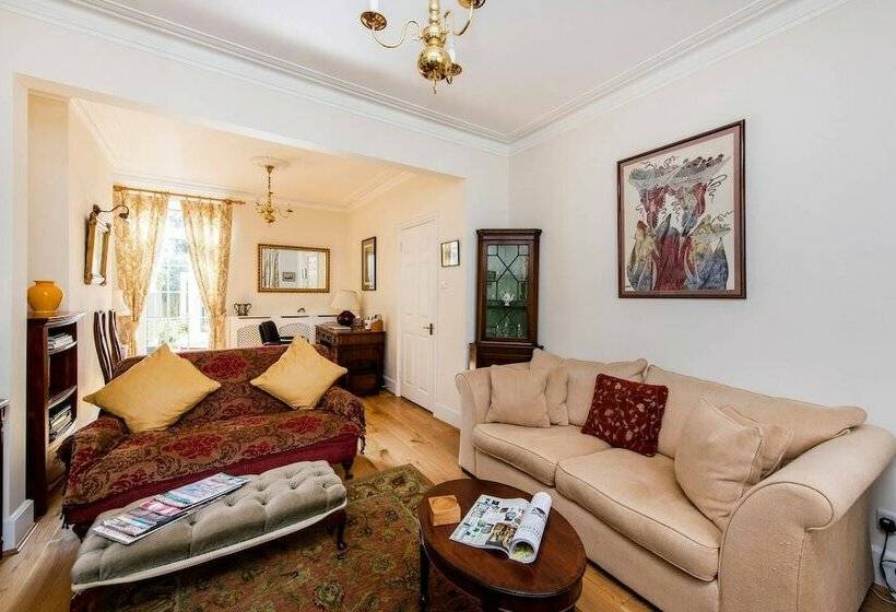 Fabulously British 3 Bed House Near Battersea Park