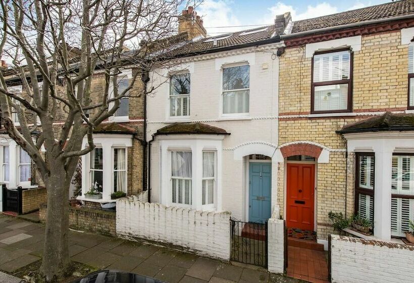 Fabulously British 3 Bed House Near Battersea Park