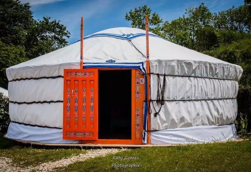 هتل Le Village Insolite Yourte Et Roulotte