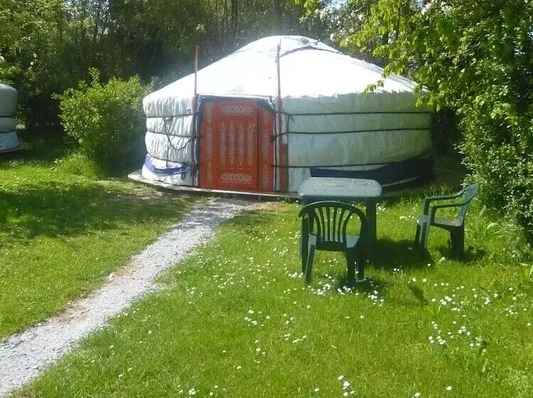 هتل Le Village Insolite Yourte Et Roulotte