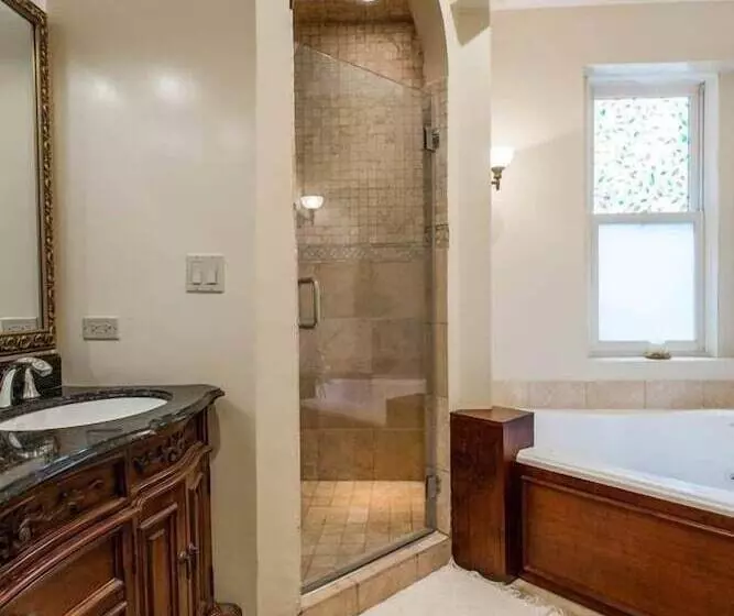 Safe Spacious Mansion Indowntown