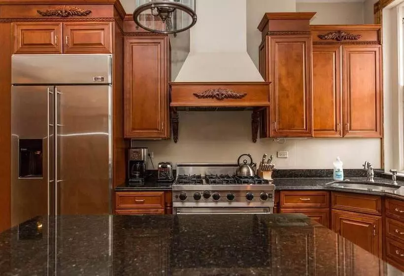 Safe Spacious Mansion Indowntown