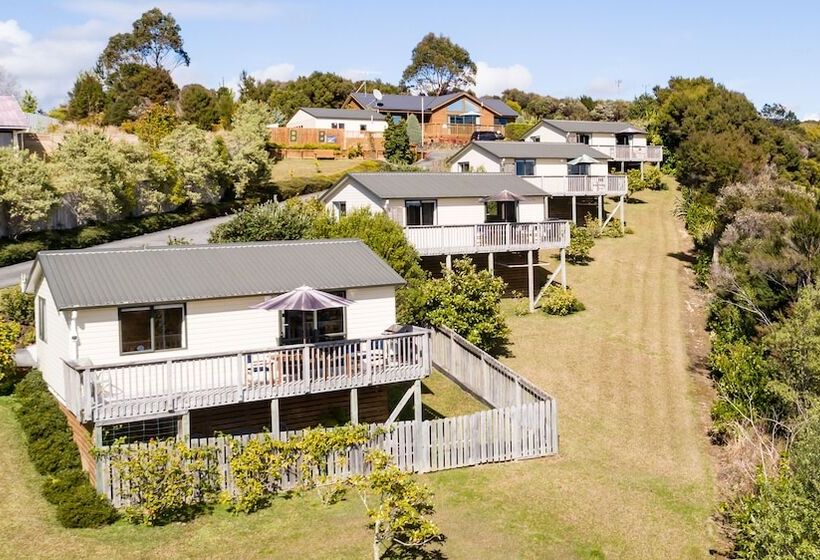 Sunseeker Cottages Motel