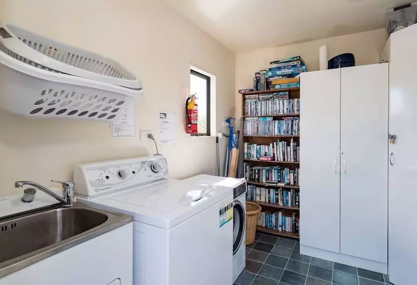 Sunseeker Cottages Motel