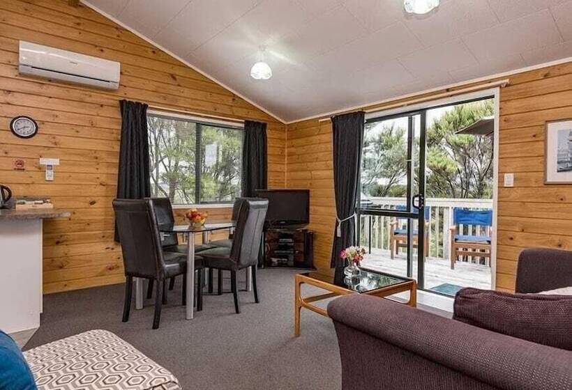 Sunseeker Cottages Motel