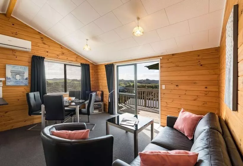Sunseeker Cottages Motel