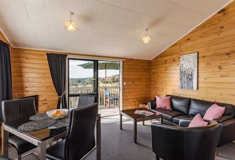 Sunseeker Cottages Motel