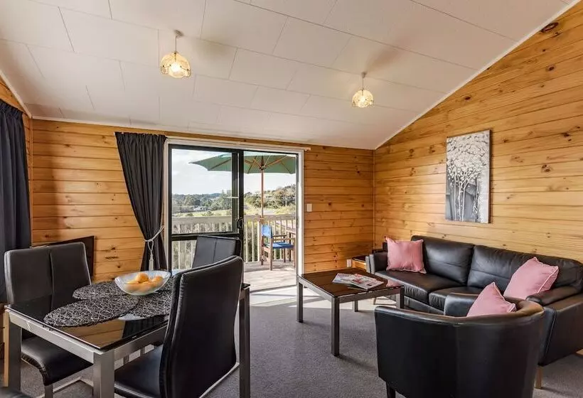 Sunseeker Cottages Motel