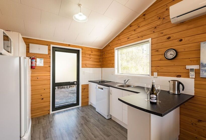 Sunseeker Cottages Motel