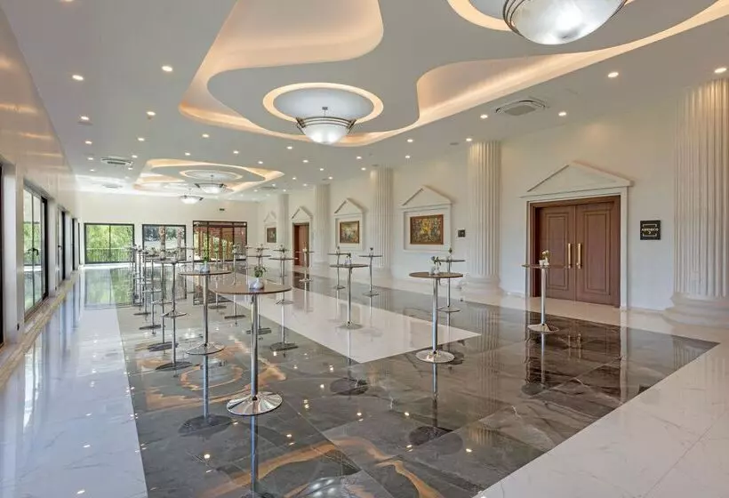 בית מלון כפרי Dobedan World Palace