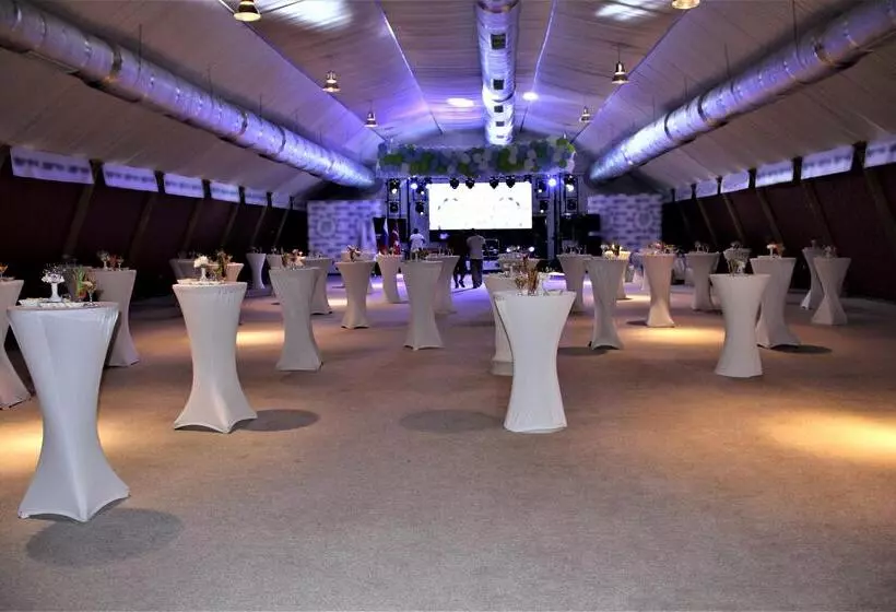 בית מלון כפרי Dobedan World Palace