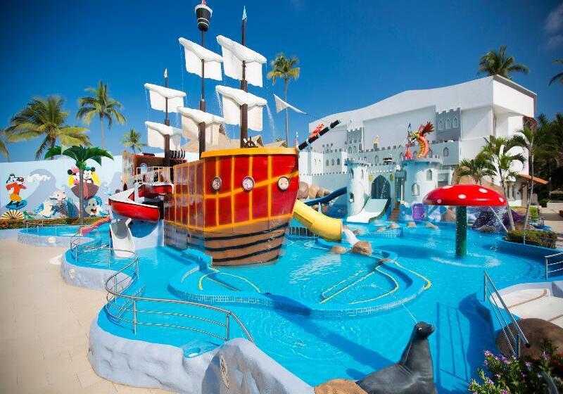 ホテル Crown Paradise Club All Inclusive