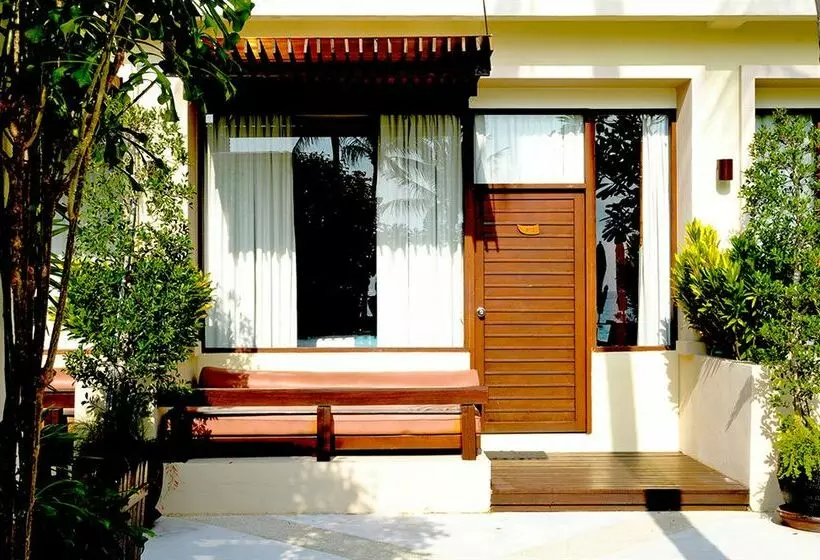 Iyara Beach Hotel And Plaza