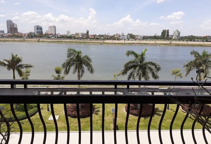 בית מלון כפרי New Season Riverside