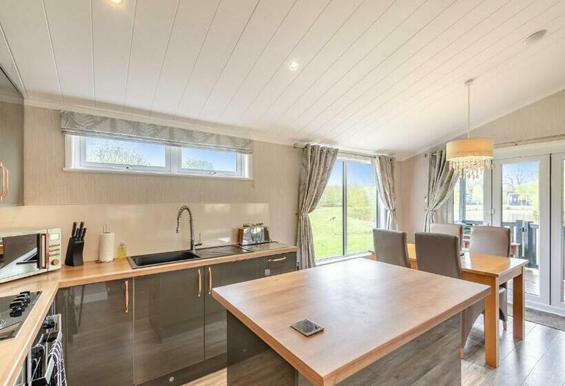 Курорт Woodhall Country Park Lodges