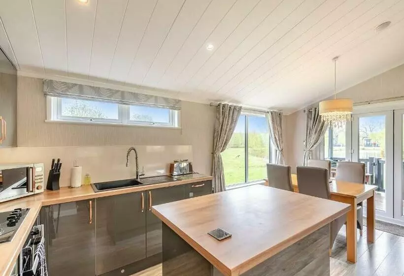 Lomakeskus Woodhall Country Park Lodges
