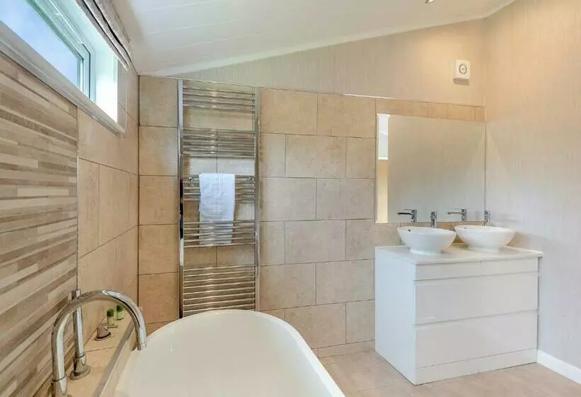 Lomakeskus Woodhall Country Park Lodges