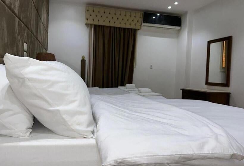 Full Pyramids View Apartment With Balcony For 8 P