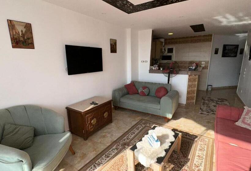 Full Pyramids View Apartment With Balcony For 8 P