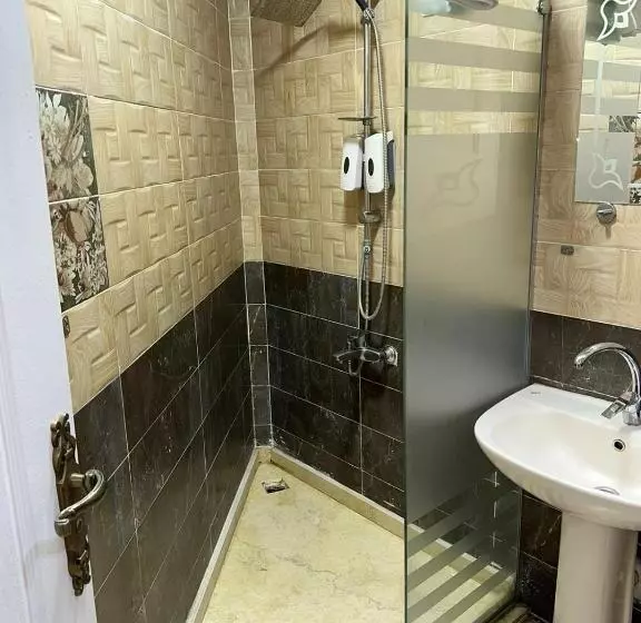 Full Pyramids View Apartment With Balcony For 8 P