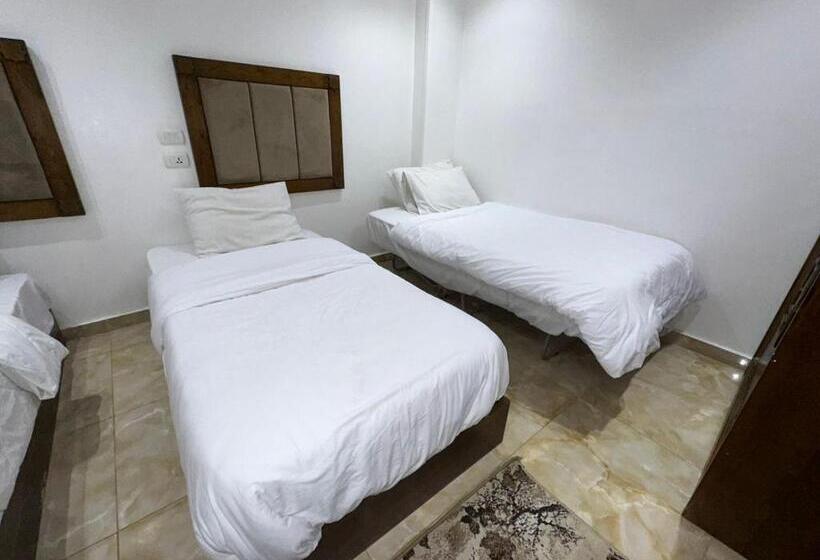 Full Pyramids View Apartment With Balcony For 8 P