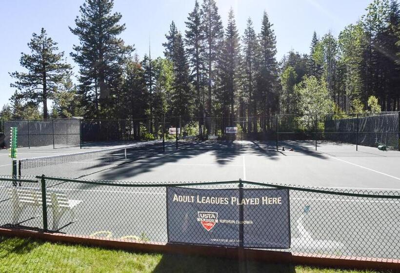 Отель Ski Trails 4058